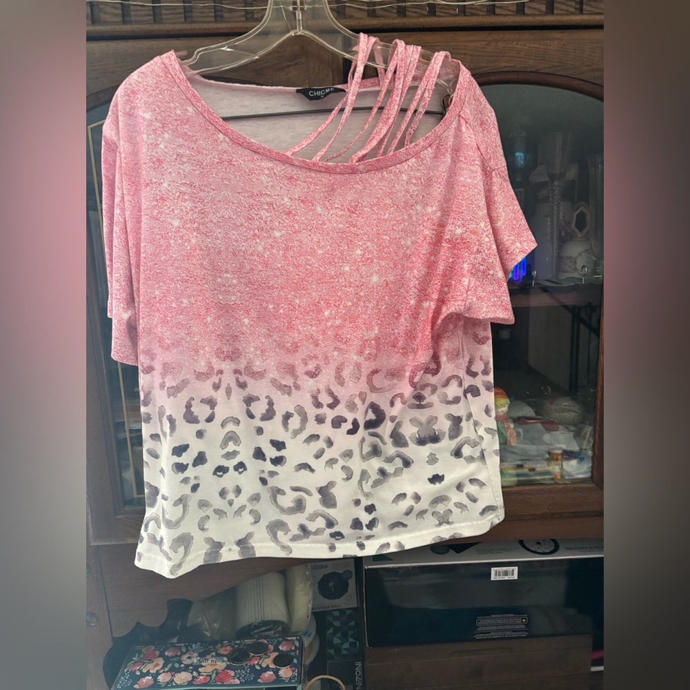 Chic Women's Pink and White Leopard Print Short Sleeve Top